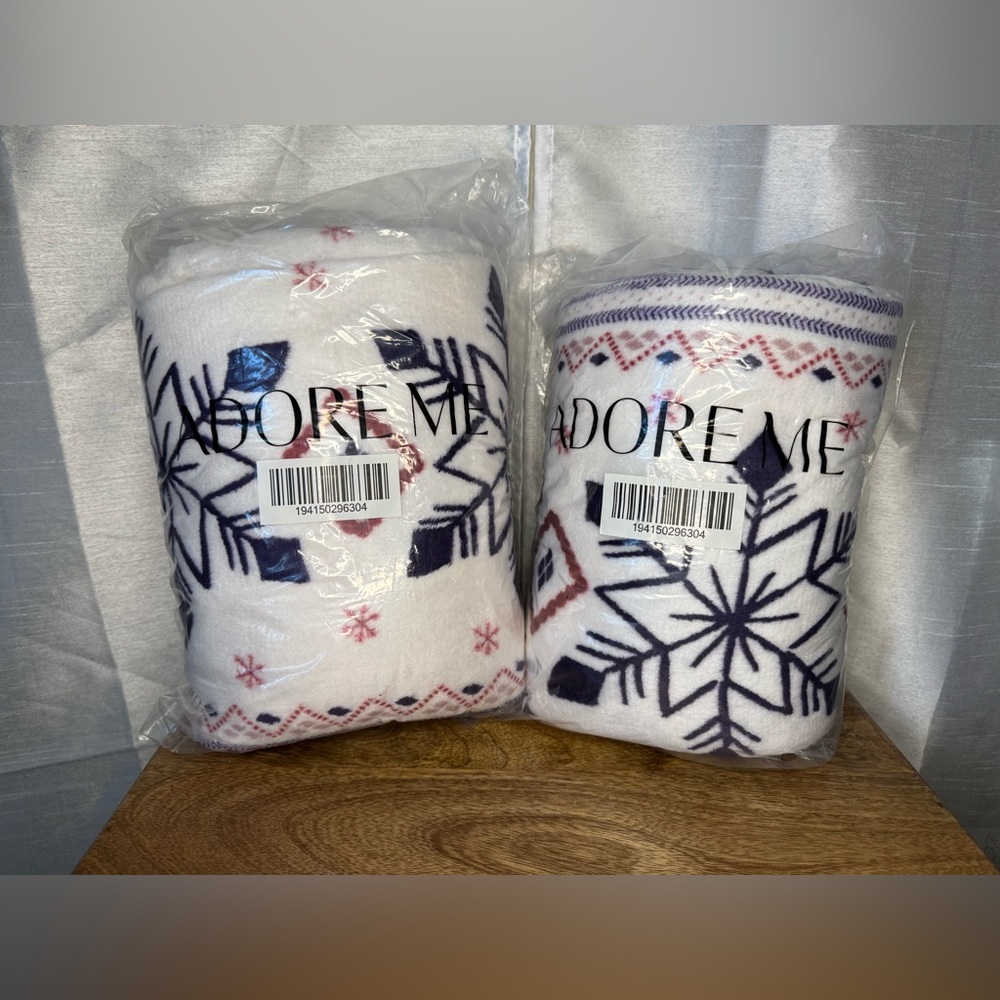 Adore Me Festive White and Navy Blanket - Picture 5 of 5
